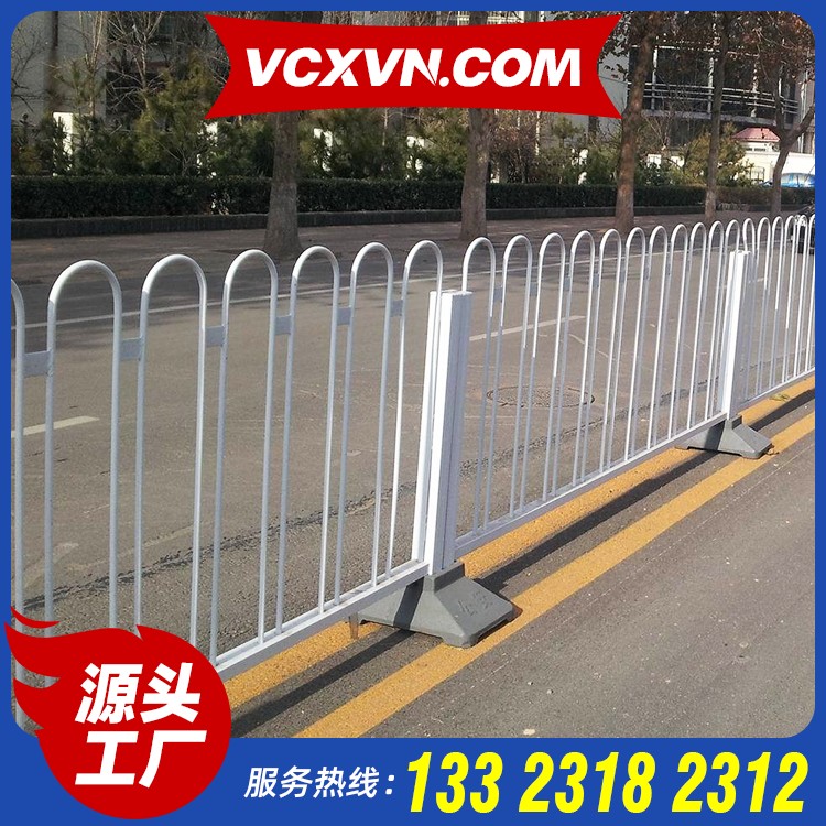 道路护栏多少 道路上的护栏 道路热镀锌钢护栏 城市街道护栏厂家