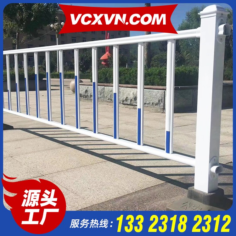 道路中间白栏杆