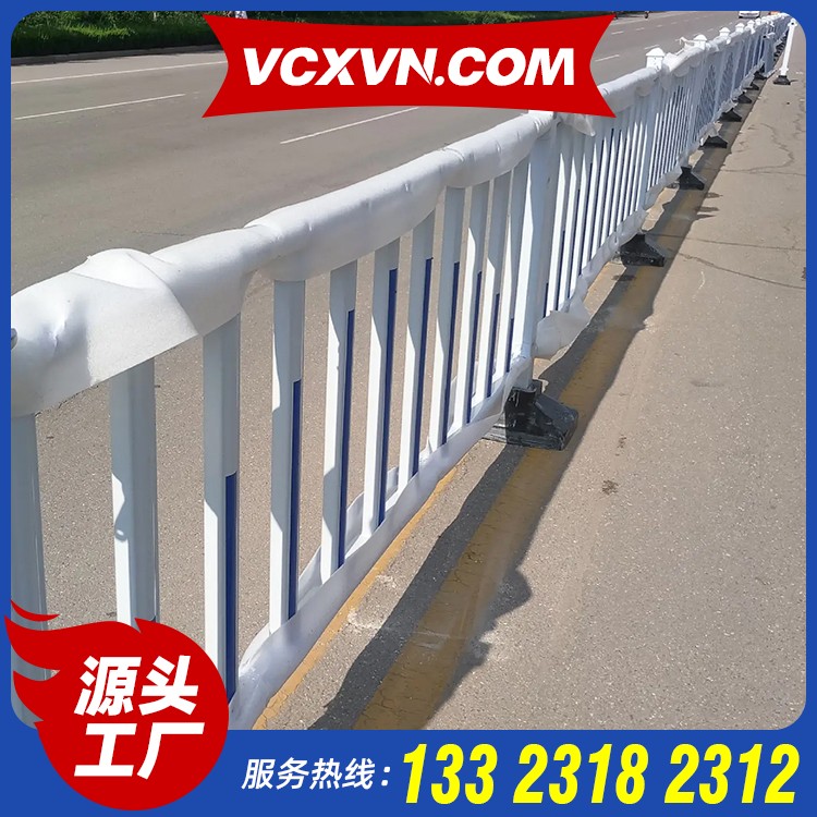 路中间的隔离栏