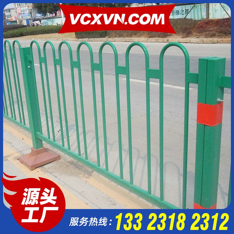 铁艺道路护栏厂家 市政道路隔离栏杆价格 小区人车隔离栏 交通围栏厂